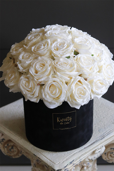 flowerbox na prezent Jubileo 35 Białych Róż w welurowym pudełku