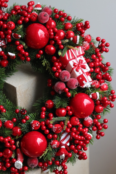 Prezentowy, świąteczny wianek dekoracyjny