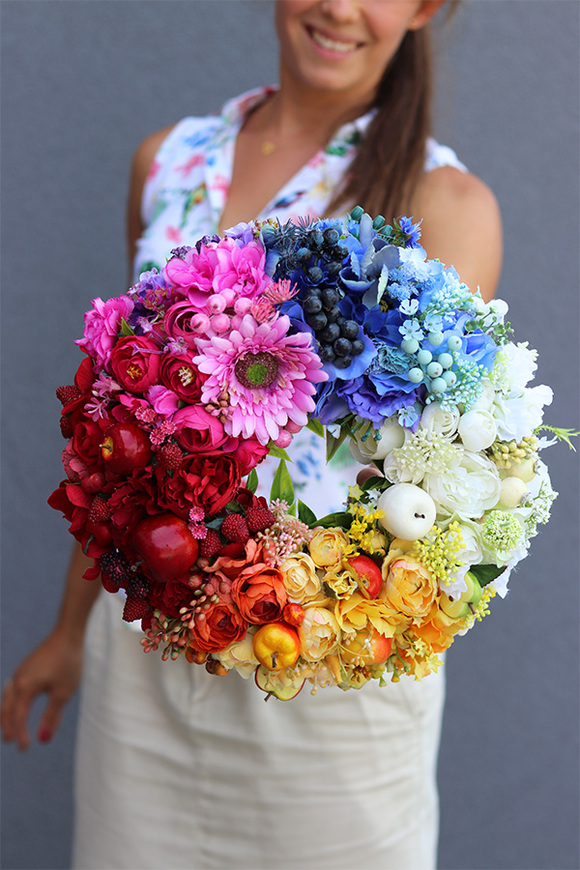 Tęczowy, wianek na drzwi z owocami