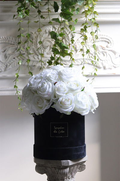 flowerbox na prezent Jubileo 40 Białych Róż w welurowym pudełku