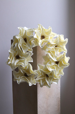 OD RĘKI Magnolies, wianek z kwiatów magnolii, śr.47cm