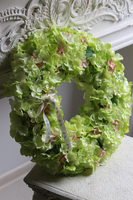 Pistacio, wianek z zielonych hortensji na drzwi