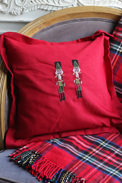Xmas Nutcrackers, świąteczna poduszka, czerwona