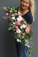 Pinkelia Alessia, kompozycja kwiatowa w srebrnej donicy