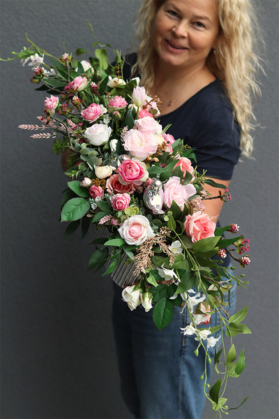 Pinkelia Alessia, kompozycja kwiatowa w srebrnej donicy