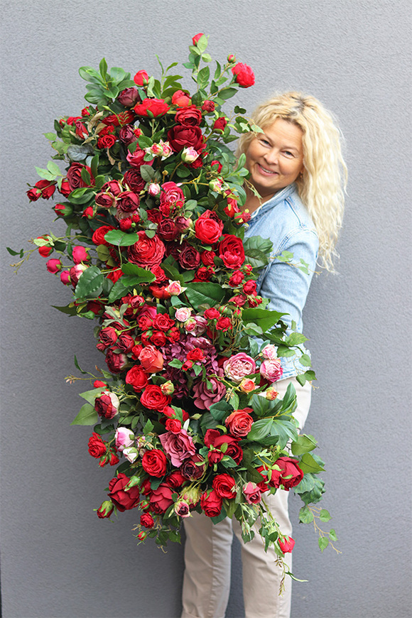 Polska róża, bogata girlanda kwiatowa