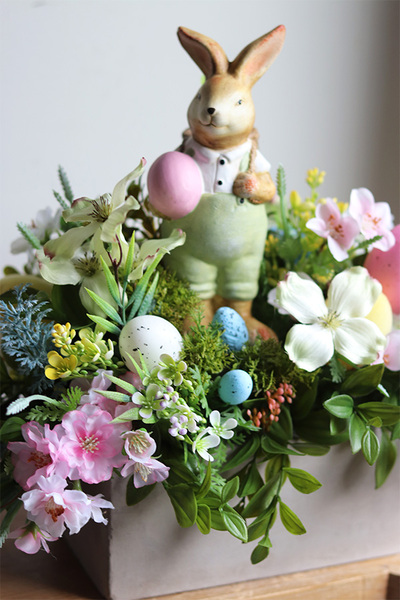 Easter Bunny Concrete, stroik wielkanocny z zajączkiem