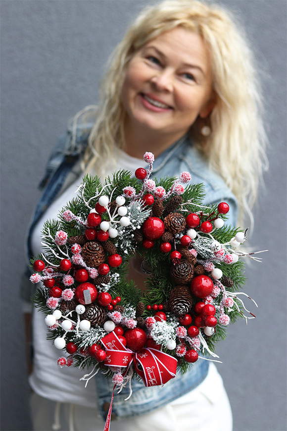 Red Xmas Frost, świąteczny wianek z owocami