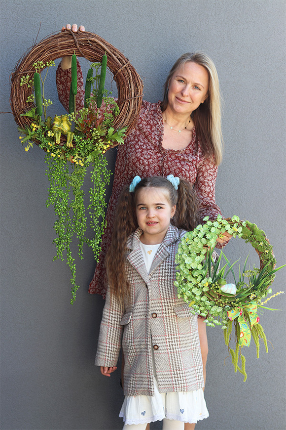 Majowy Romans, boski wianek na drzwi z żabami