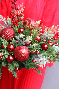 Zima w Czerwieni, świąteczna kompozycja nagrobna w misie, wym.40x60cm