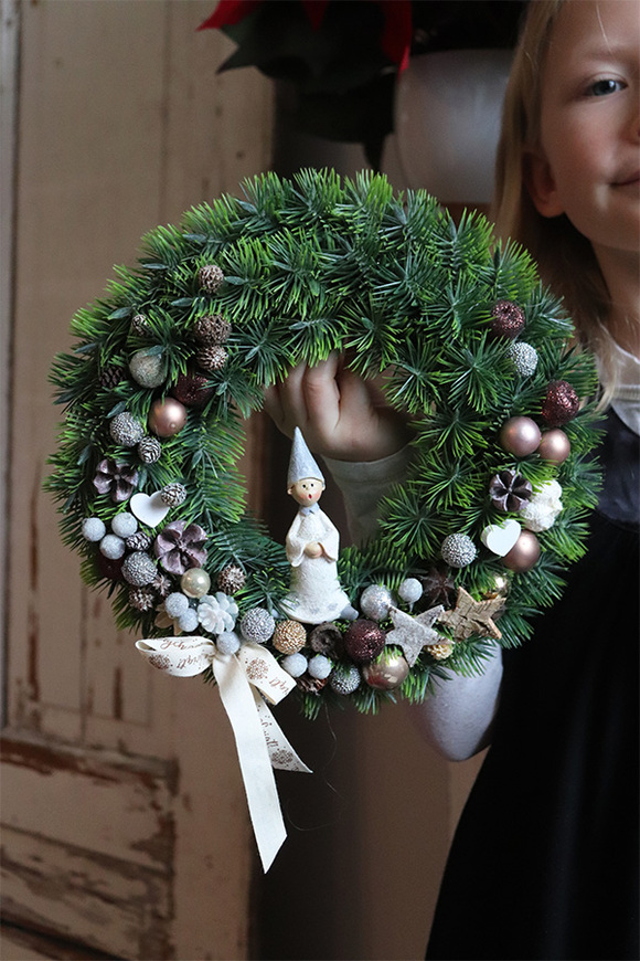 Czarodziej, zimowy wianek z laleczką