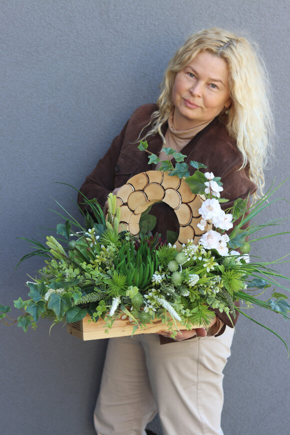 Wspomnienia Lasu, stroik nagrobny w drewnianej skrzynce