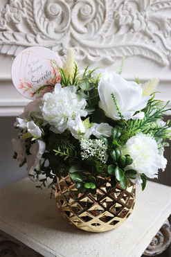 Siluetta, kompozycja kwiatowa w złotym naczyniu, wys.32cm