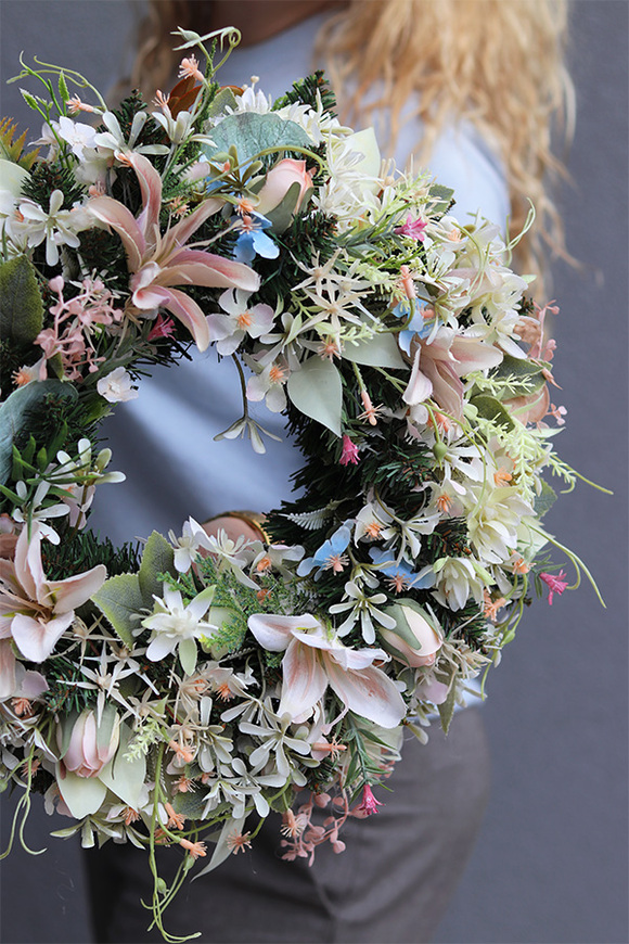 Liliena, wianek dekoracyjny z liliami