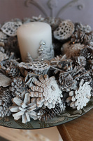 Mroźne Szyszki, stroik ze świecą na talerzu