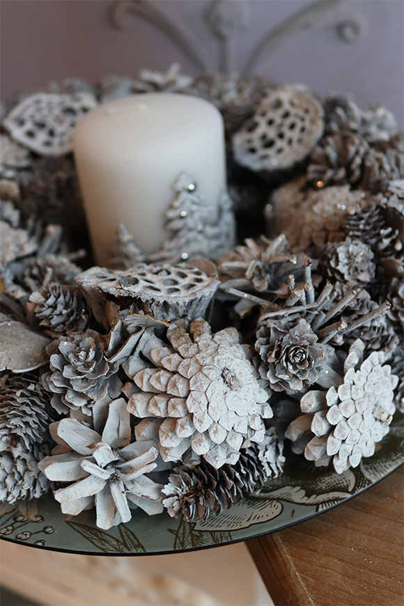 Mroźne Szyszki, stroik ze świecą na talerzu