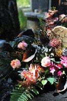 Big Dorissa, duża wiązanka nagrobna z kaliami