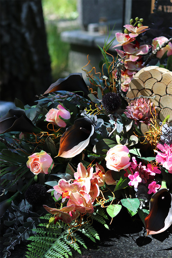 Big Dorissa, duża wiązanka nagrobna z kaliami