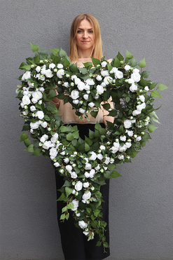 Angielska Róża White XXL, wieniec nagrobny w kształcie serca, dł.105cm 
