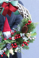  Skrzacik, świąteczny wianek ze skrzatem, śr.47cm