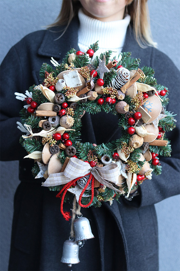 Dzwoneczki, zimowy wianek z drewnianymi elementami, śr.31cm