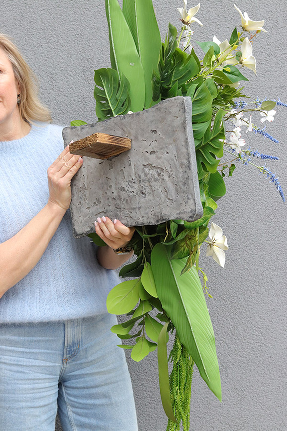 Auris Volcan, kompozycja nagrobna w misie