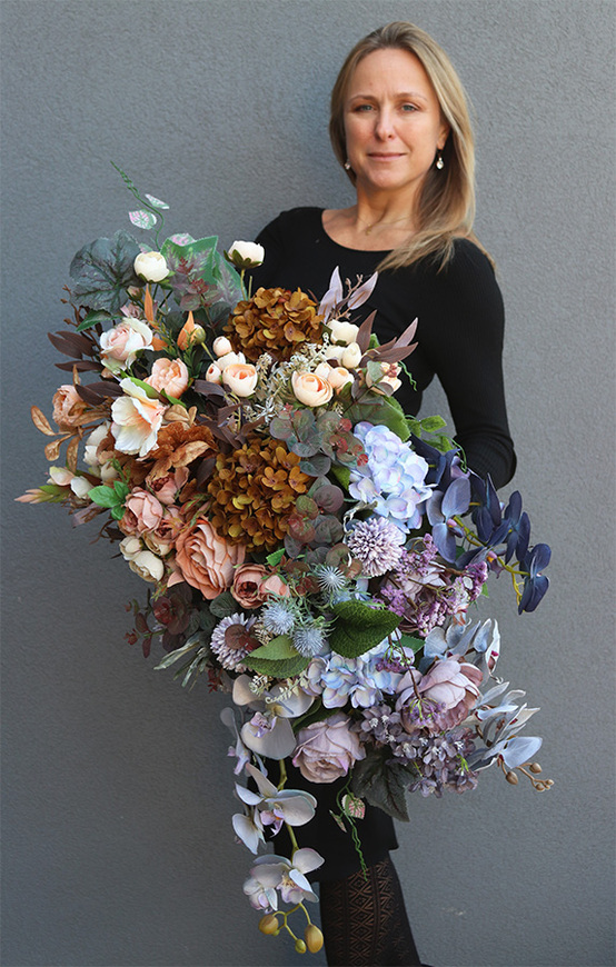 Hestia, kompozycja kwiatowa w srebrnej donicy, wym.48x84cm 