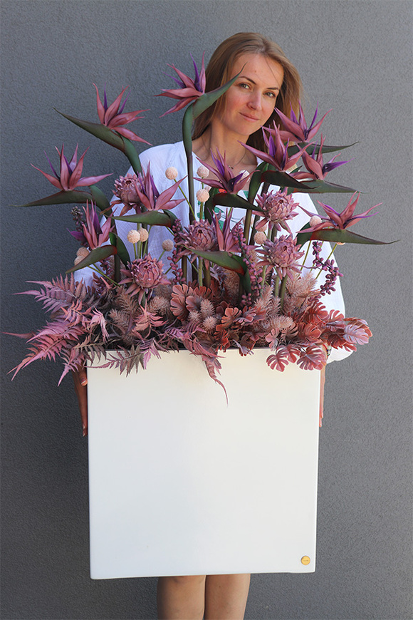 Violetera Fiberglass, sukulenty ze strelicjami w białej donicy