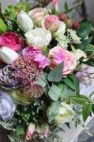 Gerito Figaro, kompozycja kwiatowa w srebrnej donicy, wym.30x35cm 