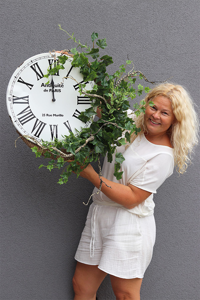 Zegar w Bluszczu, zielony wianek na drzwi