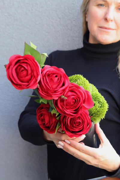 Clear Design Roses, czerwony bukiet nagrobny we wkładzie