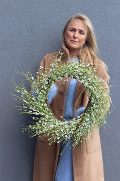 Calina White, wiosenny wianek na drzwi, śr.55cm