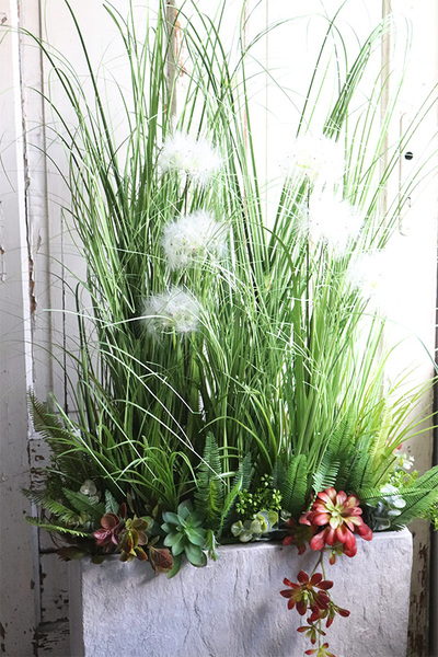 Russia Concrete, sztuczna trawa z dmuchawcami w betonowej donicy, wys.138cm