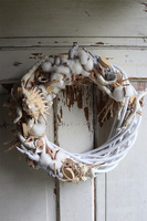 OD RĘKI marynistyczny wianek z muszlami i bawełną, Skarby Plaży, śr.40cm