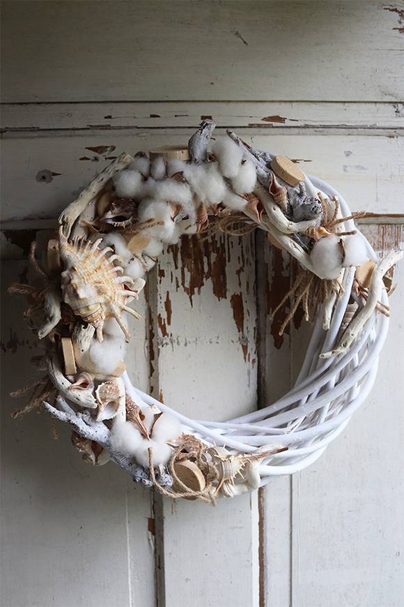 OD RĘKI marynistyczny wianek z muszlami i bawełną, Skarby Plaży, śr.40cm