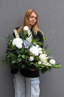 Nelema White 2, biała wiązanka nagrobna z chryzantemami, dł.80cm