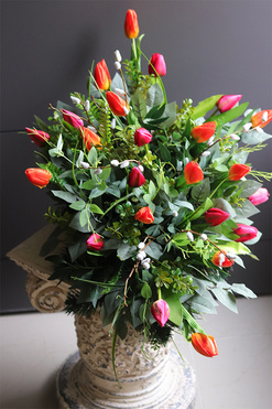 Czerwień Tulipanów, wiosenna wiązanka nagrobna, dł.75cm
