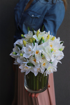 Narcyzy, bukiet białych kwiatów w szklanym wazonie, wys.32cm