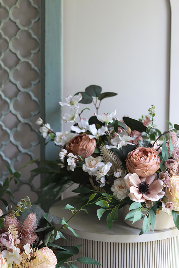 Novotel Beige, kompozycja kwiatowa w naczyniu