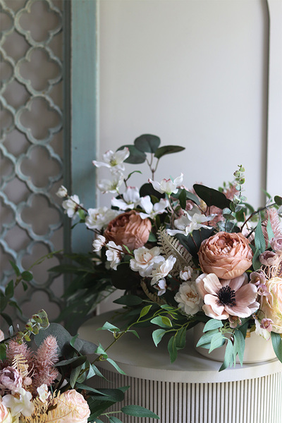 Novotel Beige, kompozycja kwiatowa w naczyniu