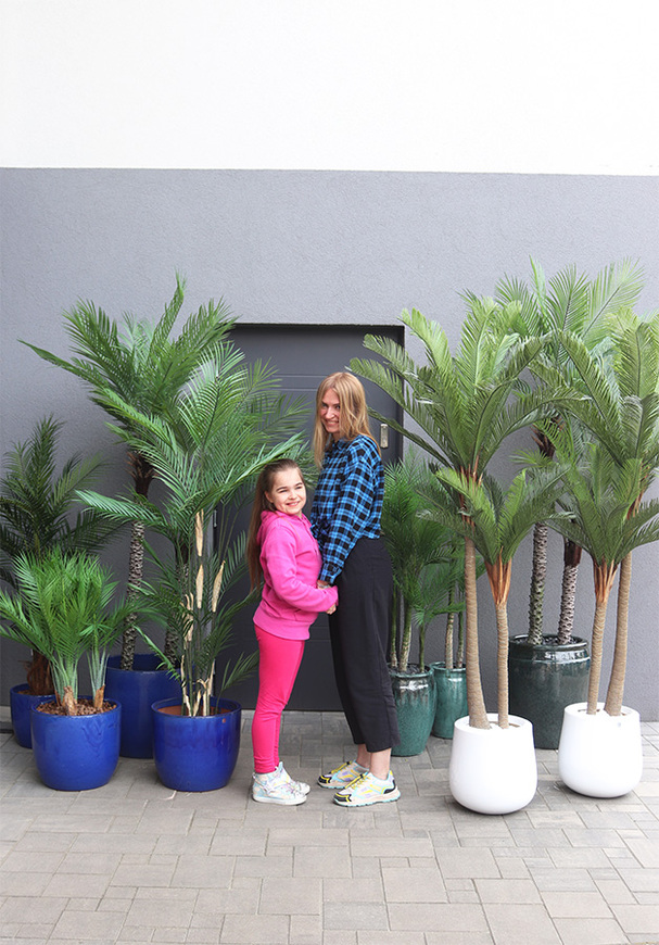 Ares Blue, sztuczne palmy w ceramicznej donicy