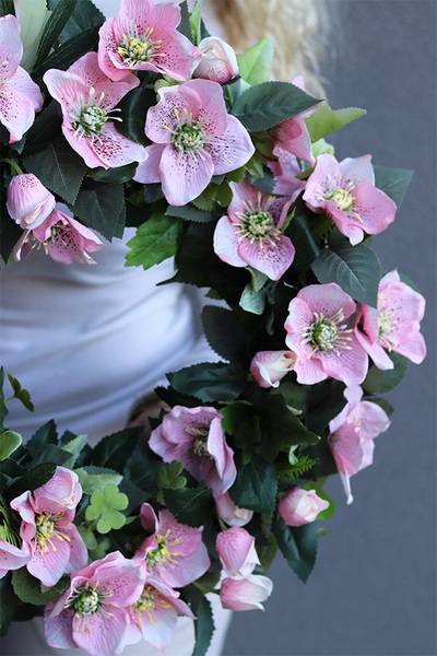 Różowe Ciemierniki, kolorowy wianek na drzwi