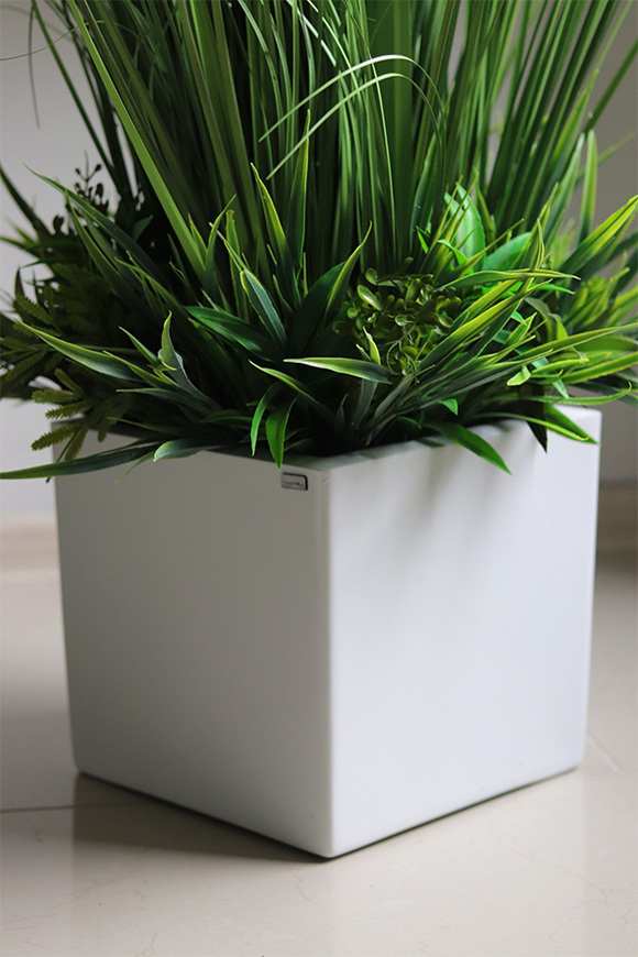 Delano Fiberglass White, kompozycja traw z dmuchawcami