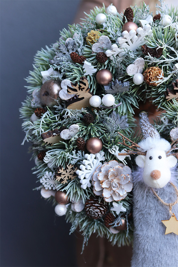 Skrzacik Zimowy, świąteczny wianek z reniferem