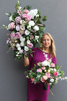 Roseria, jasna wiązanka nagrobna z astrami