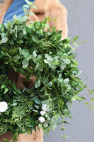 Greenna, zielony wianek na drzwi z różami