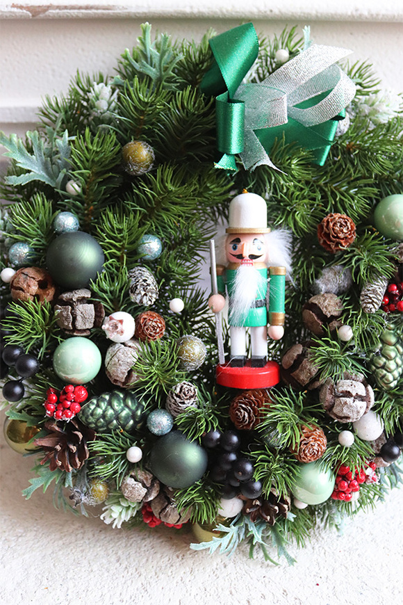 Czajkowski 2, świąteczny wianek z dziadkiem do orzechów