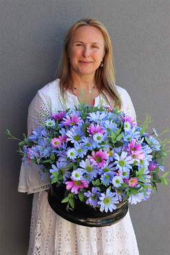 Letnie Kwiaty, kompozycja nagrobna w misie, wym.43x44cm