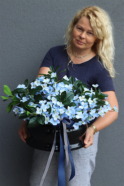 Blue Memory, kompozycja nagrobna w misie, wym.40x50cm