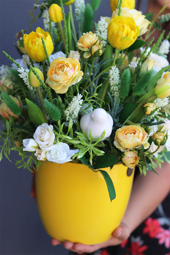 Żółta Polana, dekoracja kwiatowa z gumowymi tulipanami, wys.49cm